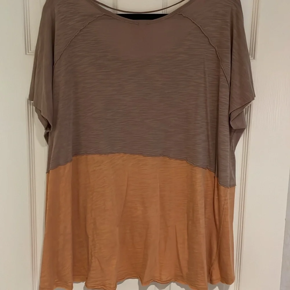 Free People 2 tone oversized top tan / orange size m - Picture 2 of 9